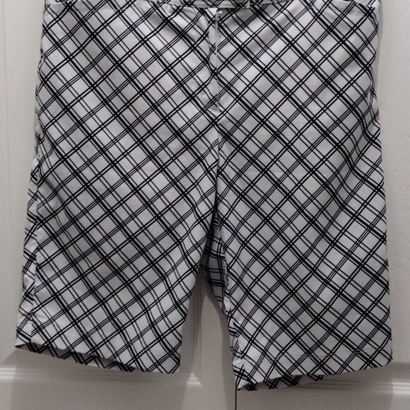 Tail Women’s Plaid Golf Shorts Size 4 White Black Stretch Golf Casual Shorts - Picture 3 of 8